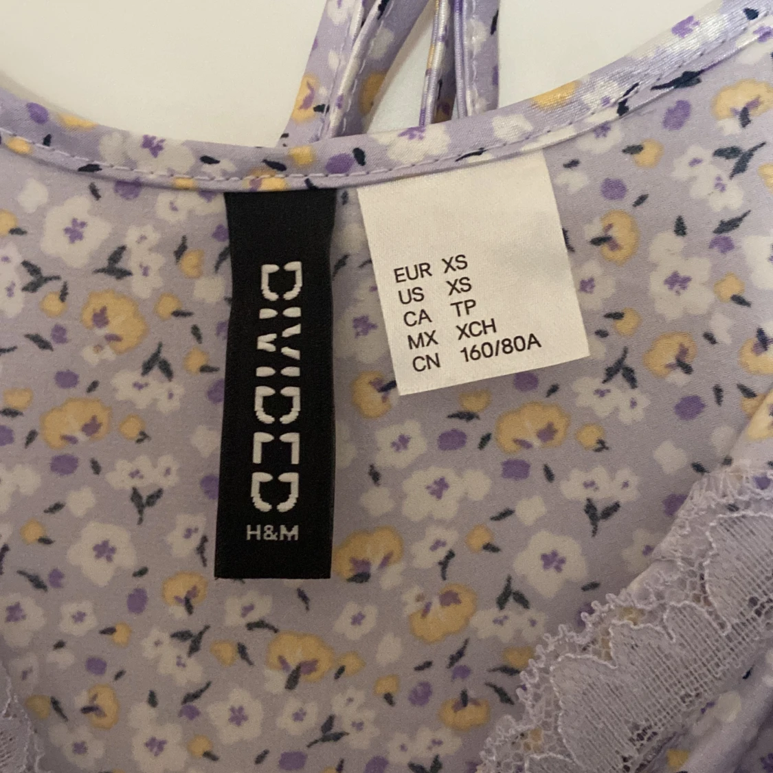 Ljuslila blommig klänning från H&M Divided - 91