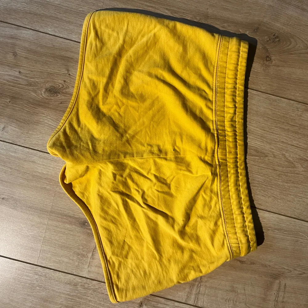 Gula mjukis shorts, Midjemått: 36,5cm men kan knytas mindre, är även ganska stretchiga så kan passa större. Hela shortsens längd är 24cm!! De har storlek 170!!❤️❤️ . Shorts.