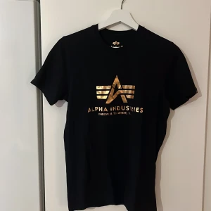 Alpha industries  - Snygg tshirt från Alpha industries. Knappt använd, finns inga defekter. Säljs då den tyvärr inte används Hör av er för fler bilder och frågor🫶