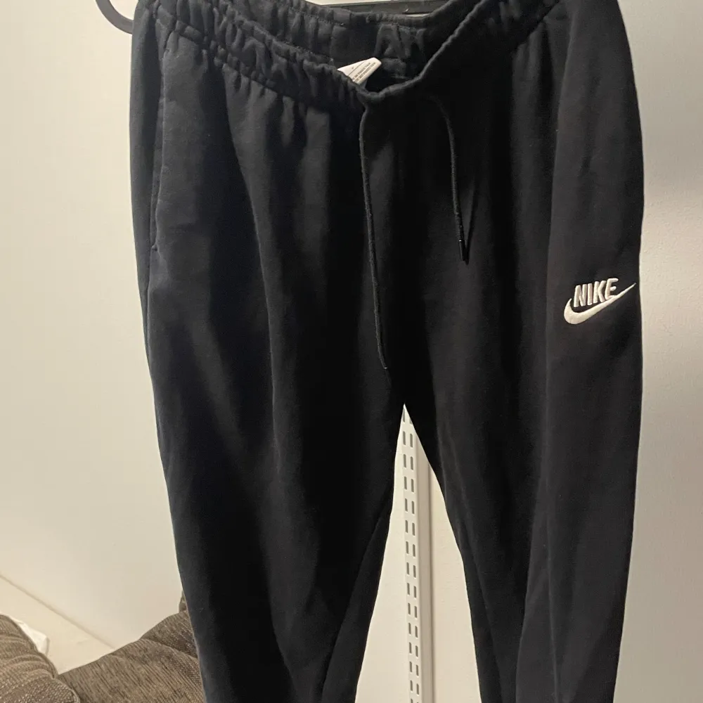 Svarta Low wasted Nike mjukis köpt för 569kr säljs för endast 250kr. Jeans & Byxor.