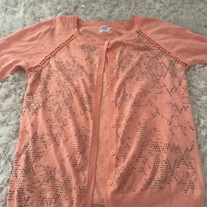 supersöt kofta - såå söt aprikosfärgad kofta från saint tropez !! tröjan är i storlek m men sitter som en s/xs 💕 tycker den har jättefina detaljer o är i jättebra skick, använd ca 3 gånger