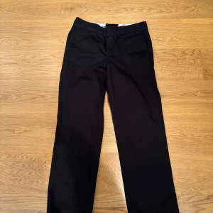 Dickies 874 Svart - W30/L30. Bra skick. Missfärgad på vänsterbakficka