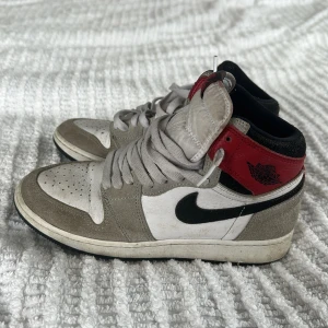 Jordan 1 high storlek 37-38 - Tja jag säljer mina jordan 1s i strlk 37,5. Dom är lite creasade men i bra skick, skick: 7/10 nypris 2000-3000kr . Mitt pris: 699