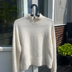 Stickad & other stories tröja - Superfin stickad & other stories tröja perfekt nu till hösten! Storlek M i superfint skick!   Nypris 1000kr Köpare står för frakt 