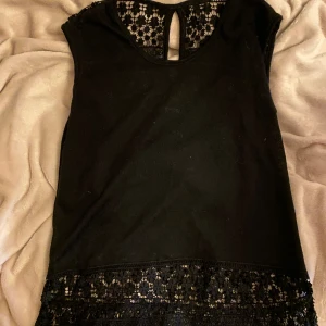 Spets linne - Linne med spets nedtill och vid ryggen. Den äe tyvärr för liten för mig därför jag säljer!!