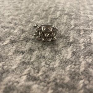 Edblad peak ring  - Edblad ring  -Pris: 175kr -köpt för: 499kr -Storlek S 16,8mm -Mycket bra skick -Färg: silver -Säljs på grund av: fel storlek Vid intresse eller frågor skriv gärna💗