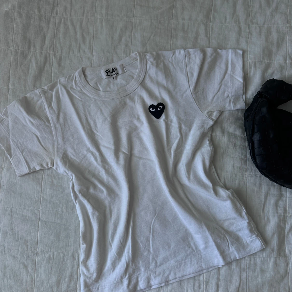 Vit t-shirt med hjärtdetalj från PLAY - 90