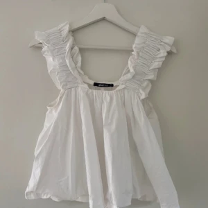 Vit volang blus - En jättefin volang blus i jättebra skick 