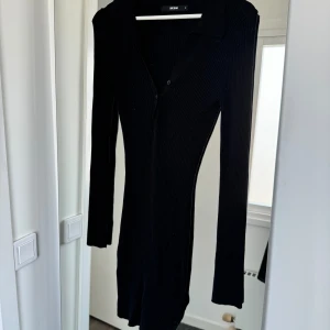 Svart klänning från BikBok - Svart kort ribbad klänning från BikBok i storlek S💞