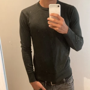 Mörkgrön tröja i merinoull från Uniqlo - Säljer en stilren och bekväm mörkgrön tröja från Uniqlo i extra fin merinoull. Perfekt för både vardag och lite finare tillfällen. Tröjan är långärmad och har en normal passform. Den är maskintvättbar vilket gör den superpraktisk. Passar perfekt till höst och vinter! Storlek M men passar även S. Helt ny