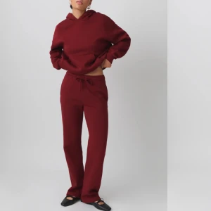 Rött mjukis set  - Säljer detta vinröda set från som är använt endast en gång, då jag kände att det inte var min stil🤩🤩 ( byxorna är uppsydda 1,5 cm) 