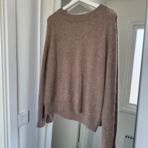 Brun stickad tröja från Zara - Brun stickad tröja från Zara i storlek L💞