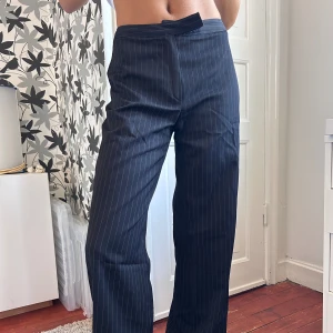 Randiga kostymbyxor - Långa klassiska kritstrecksrandiga byxor.  Jättebra skick  Otrolig passform  