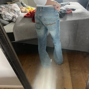 Jeans - Skit snygga lågmidjade jeans. Köpta second hand men i mycket bra skick. . Säljer då dem är för stora på mig som vanligtvis bär storlek 36. storlek 32/32. 80 cm i midjemått.