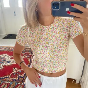 Super söt blommig topp från zara i stl xs, aldrig använd🌸