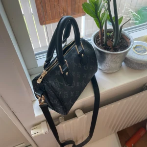 Handväska  - Säljer denna fina handväska som är använd ett fåtal gånger. Säljer då jag inte har behov av den. Priset går att diskutera vid snabb affär🥰