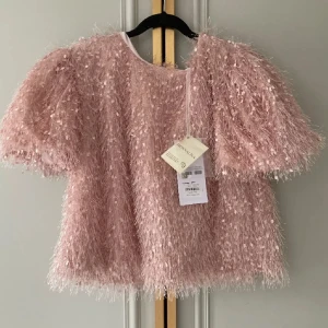 Supergullig topp  - Supergullig topp perfekt till fest,  Lappar kvar!  Märket monnalisa stl 14 år, passar mig (har vanligtvis xs-s) 