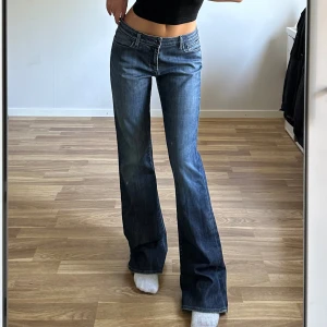 Lågmidjade jeans  - Jättefina lågmidjade jeans från Levis! Vintage, uppskattad storlek L. Midjemått: ca 88cm runt om. Innerbenslängd: 85cm. Jag är ca 169cm och brukar ha storlek 38 för referens (de är lite stora på mig). Tveka inte på att använda köp nu😇