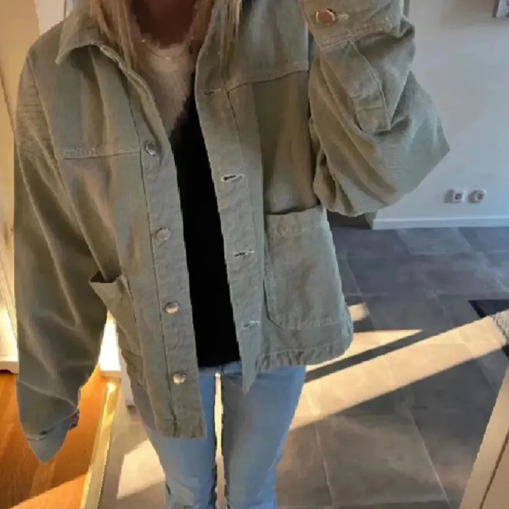 intressekoll på min gröna jeansjacka från zara! inga defekter 💞 lånad bild 💞. Jackor.