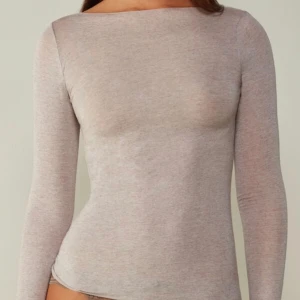 Intimissimi tröja  - Säljer min cashmere intimissimi tröja, då den aldirg kommer till användning längre . Den är i fint skick o inga defekter