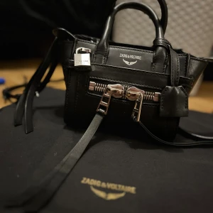 Zadig&Voltaire väska - Säljer denna fina Zadigväska modellen ”Candide Leather”! Köpt av en annan plickare men säljs nu då den inte kommer till så mycket användning! Dustbag medföljer. Bara att höra av sig om man vill ha fler bilder. Köpare står för frakt <3