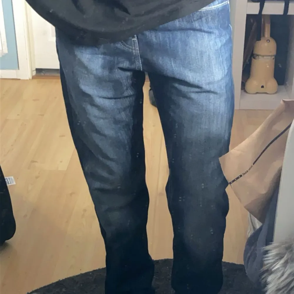 Jeans med Innerbenslängd: ca 81cm midja (rakt över): ca 44cm. Saknar knapp längst upp och några lösa trådar annars i bra skick, använd gärna köp nu💛 ge gärna prisförslag!. Jeans & Byxor.