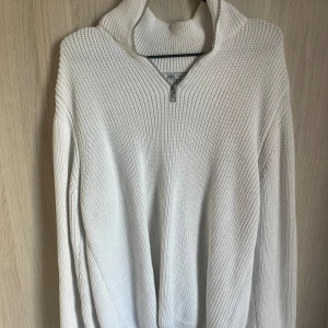 Vit stickad Zara halv zip - Väldigt fin stickad tröja med halv zip som är köpt från Zara, säljer den då den var för stor på mig, nyskick!