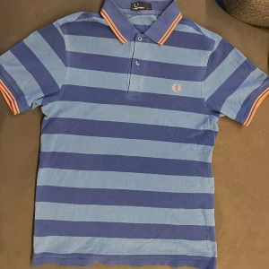 Fred Perry Blue Striped Polo Shirt - Small - Storlek S, Nyskick, polo shirt, fin blå randig färg 