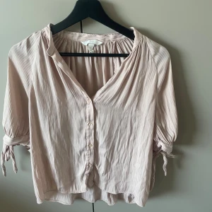 Ljusrosa blus från H&M - Blusen är en gammal favorit! Den passar utmärkt för sommaren💓 Köparen står för frakt :)