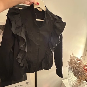 Eftertraktad blus/skjorta med volanger - Eftertraktad blus/ skjorta med volanger. Den är i topp skick⭐️