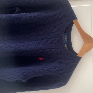Ralph Lauren cashmir  - En cashmir tröja från märket Ralph Lauren. Varm och perfekt nu för vintern. Skicket är 10 av 10. Äkthetsbevis på bild 3. Nypris runt 3000.