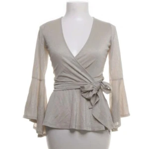 Bubbleroom topp - så himla snygg, från sellpy och har aldrig använt den. bra skick och lite glittrig 