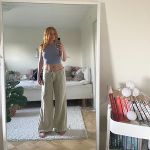 Baggy beiga byxor  - Lågmidjade byxor i linnetextur. Sköna och baggy. Relativit långa. 