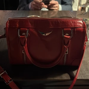 Världens snyggaste väska❤️ - Skiiiitsnygg handväska (Sunny) med band🥰 Nypris är ca 6000 och köpt i Zadig & Voltaire butiken i Paris i våras, vid snabb affär kan jag säga 3000 kr 