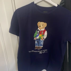 Ralph lauren polo bear t-shirt - Mycket fin skick, använt ett fåtal gånger. Barn storlek 160( för 14-16 åringar). Hör av dig vid intresse!