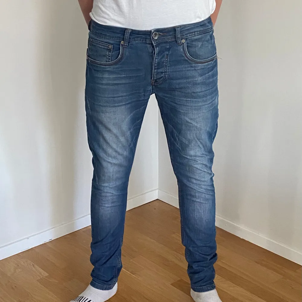 Säljer nu ett par mörkblå grisch jeans i storlek 31/33. Jeans & Byxor.