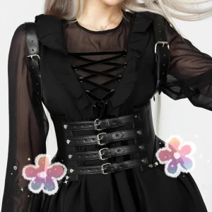 Disturbia "Triss Harness" (modifierad) - Modifierad Disturbia harness. Midjegrejerna togs bort pga de gav onaturlig kroppskontur. Yttersta nitar på både fram& baksida byttes till spikes för att täcka kvarlämnade hål. ENDAST TESTAD. Ord pris. 705kr. Köpare betalar frakt om inget annat anges!