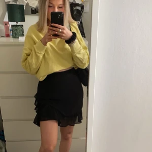 Tröja - Säljer denna gula fina tröja då jag inte använder den längre. 