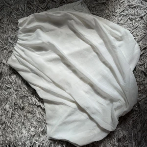 Vit korsett - Säljer min snygga vita korsett som tyvärr inte sitter snyggt på mig längre! Den är i så bra material och har som meshtyg ovanpå det tjocka tyget, sedan har det som ståltrådar i så den sitter verkligen som en korsett