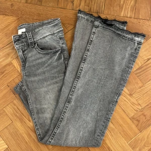Gråa utsvängda jeans - Säljer dessa gråa utsvängda jeans från Gina Young. 