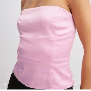 Rosa Bandeau Topp - Helt oanvänd satin bandeau topp med prislappen på🧚🏻‍♀️