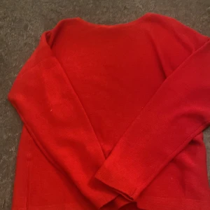 Röd stickad tröja  - Nytt skick, har inte använt en ända gång. Kan vara din till ett par jeans eller yoga pants. Man kan ha den off-shoulder och vanligt. Pris kan diskuteras såklart!💓