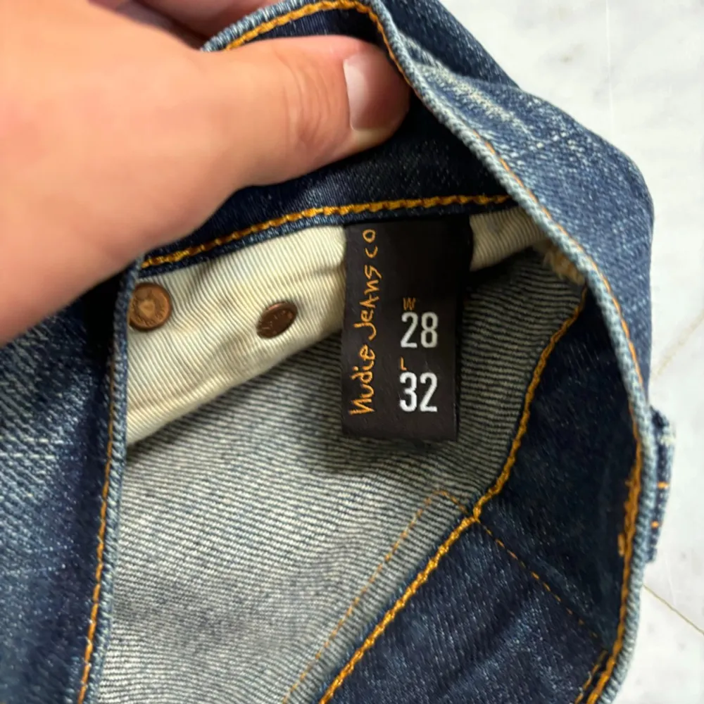 Säljer nu dessa feta Nudie Jeans i den eftertraktade modellen Thinn Finn, en slim-passform. | Jeansen är i bra skick och har använts sparsamt. | Storlek: 28/32 | Nypris: 1800 kr | Hör av er vid minsta fråga eller fundering :). Jeans & Byxor.