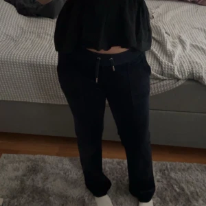 Mörkblå juicy couture byxor - Säljer mina juicy byxor då ja inte använder dom längre, dom är i fint skick🤍