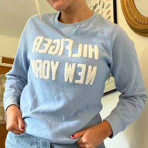 Sweatshirt hilfiger - Ljusblå sweatshirt från Tommy Hilfiger. Strl 164 herr junior, som S/M 