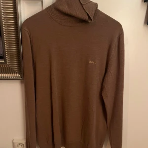 Turtleneck - Bra skick, använder inte den längre så hör av er gärna. Storlek M Färg Brun