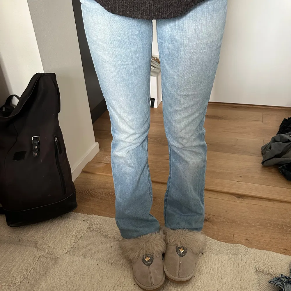 Säljer ett par ljusblå jeans från Lee. De har en klassisk bootcut-stil och är perfekta för en avslappnad look. Jeansen är i bra skick och har en snygg passform. Perfekta för både vardag och fest!. Jeans & Byxor.