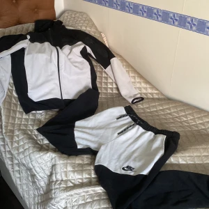Nike Tech set! - Nike tech set, byxa och tröja. Sparsamt använda så bra skick! Svart och vit färg! Storlek L