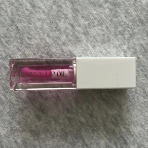 Make-up mekka glossy lip oil - Berry