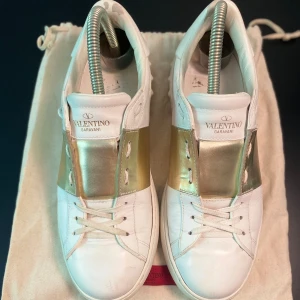 Valentino Skor - Hej! Säljer nu dessa Valentino Opens, storlek 39, skicket bedömer vi är bra, tveka inte på att höra av er vid frågor kring skorna! 